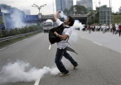 皇冠体育在线网站：马来西亚数千示威者在首都吉隆坡与警方冲突